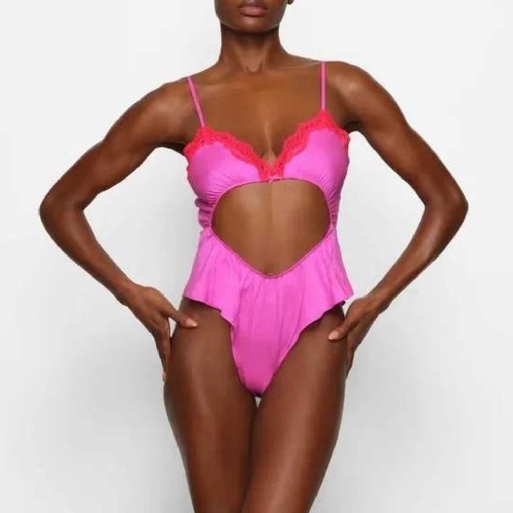 💗 SKIMS Stretch Satin Lace Teddy Bodysuit | Neon Pink | M 💗